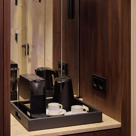 호텔 Duo Lisbon, Curio Collection By Hilton 4*