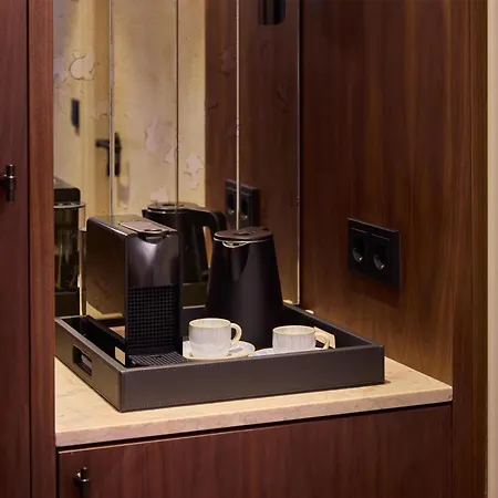 Duo Lisbon, Curio Collection By Hilton Lisbona