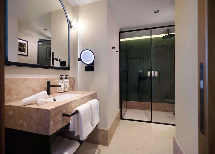 Duo Lisbon, Curio Collection By Hilton Lisboa