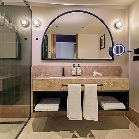 Duo Lisbon, Curio Collection By Hilton