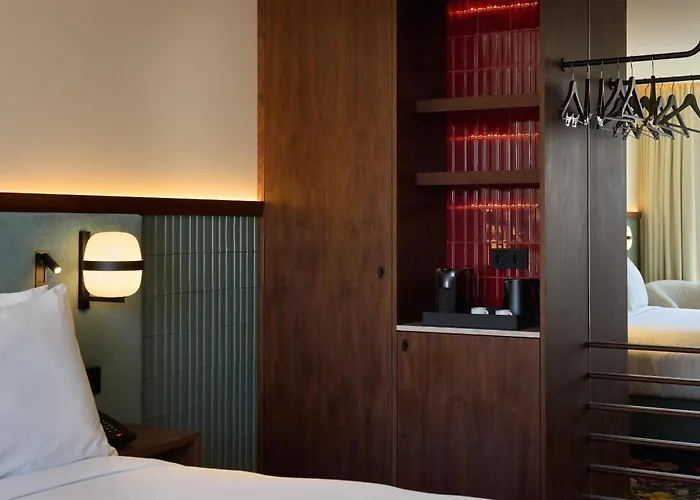 호텔 Duo Lisbon, Curio Collection By Hilton 4*