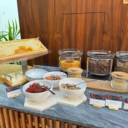 Duo Lisbon, Curio Collection By Hilton
