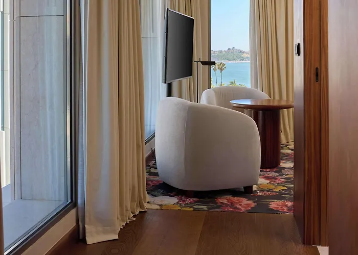Duo Lisbon, Curio Collection By Hilton